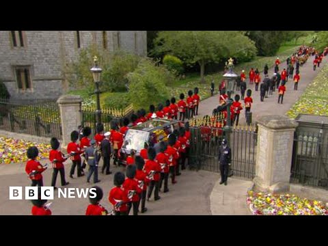 Queen Elizabeth II's coffin seen by public for final time as procession reaches Windsor - BBC News
