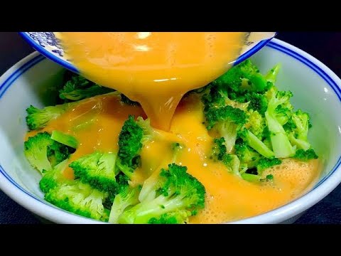 Pour the egg liquid into the broccoli. I didn't expect it to be so delicious. A chef with an annual