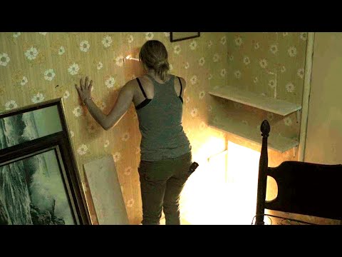 Узнала, что всё детство за ней и сёстрами наблюдали через дырки в стенах