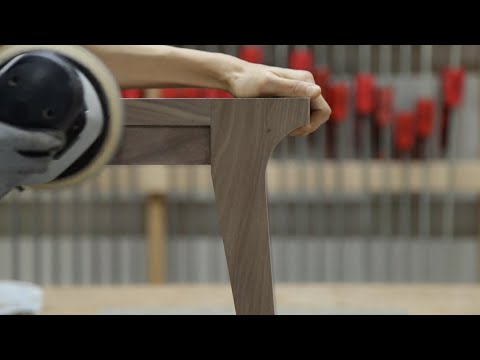 마주앉아 오붓이 시간 보내기 좋은 로우테이블 //“A low table perfect for cozy, face-to-face moments.”