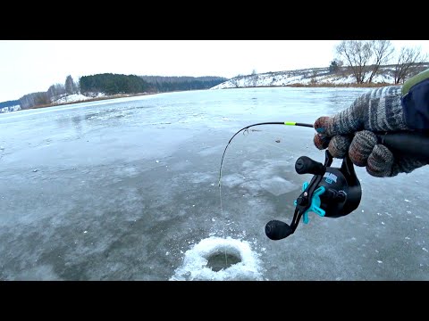 ТАКОГО Я НЕ ОЖИДАЛ. КРУПНАЯ ЩУКА ЖГЕТ ФРИКЦИОН. Первый лед 2025-2026г. Рыбалка на жерлицы и балансир