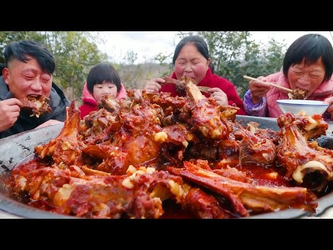 胖妹200元拿下 50 斤牛骨头，铁锅慢炖 3 小时香到爆，越啃越上头根本停不下来！【陈说美食】