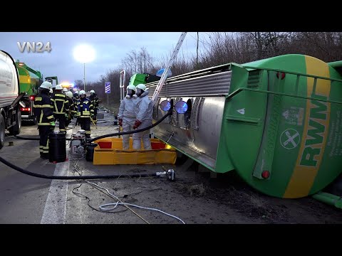 20.12.2023 - VN24 - Tankwagen mit 32.000 Liter Kraftstoff kippt auf A44 bei Soest in die Böschung