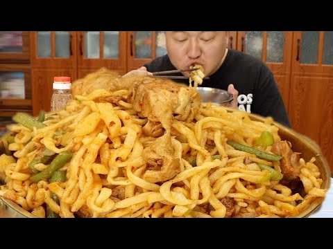A Qiang makes Inner Mongolian chicken leg braised noodles, it’s so delicious that you can’t stop eat