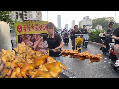 广西传统地摊美食，三轮车烧鸡，荔枝木炭烤鸡，现点现烤表皮金光闪闪鸡肉外焦里嫩，一口爆汁绝了。卖了39年的小区烧鸭，每天都要排长队，买的是烧卤美味，品的是人间百味。