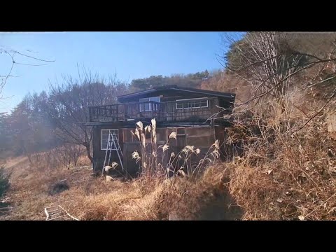 The country house was built well, but people left and only the empty house remained.