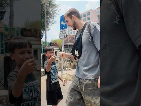 Everyone in jakarta is so freindly! 😊🇮🇩