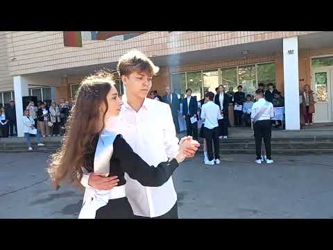 Останній дзвоник-2025. Вальс у виконанні випускників 11-А класу.