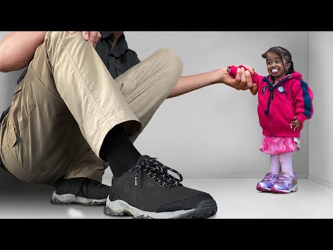 SMALLEST WOMAN IN THE WORLD (28 years old, 24 cm tall)
