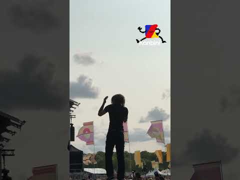 À l'occasion de sa performance à We Love Green, Zamdane, était accompagné de l'ONG SOS Méditerranée