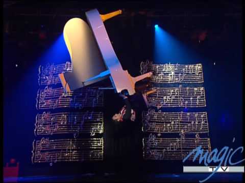 Dani Lary - Le piano volant - LE PLUS GRAND CABARET DU MONDE