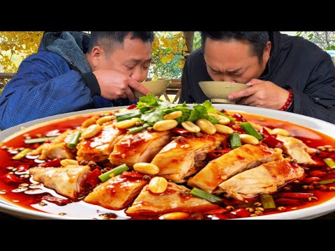 院子裡抓隻雞,二弟做“口水雞”,鮮嫩入味一口一塊超滿足【鐵鍋視頻】