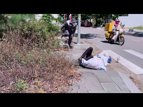 A young volunteer fainted while cleaning the sidewalk in the hot sun