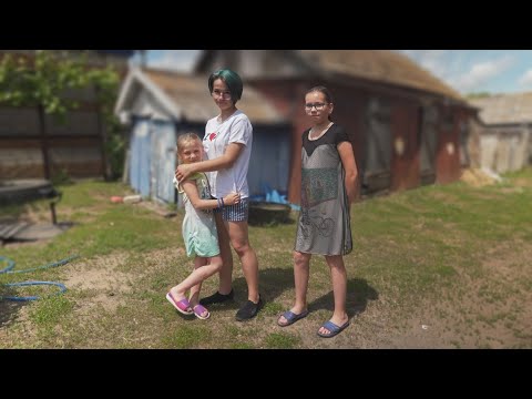 Двое детей в 18 лет. Как 3 девочки выживают в селе без родителей.