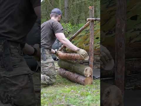 🌲Poncho Shelter mit Axt Säge und Messer im Wald bauen - Bushcraft Survival shorts