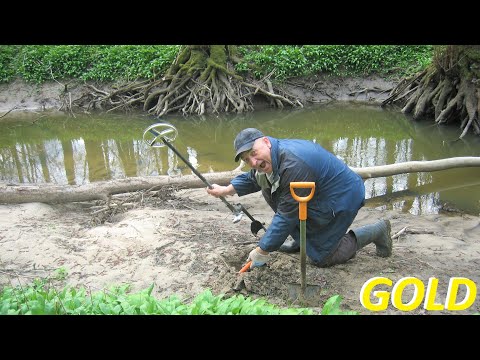 A RARE CASE! A "MADMAN" WITH A METAL DETECTOR IS DIGGING AN ANCIENT ABANDONED HOUSE!