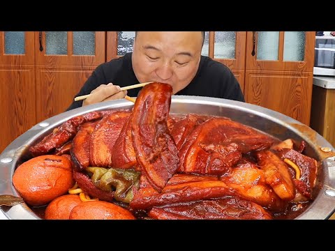 20kg of spiced pork, A Qiang makes authentic ”handle meat”. It is fat but not greasy and will turn