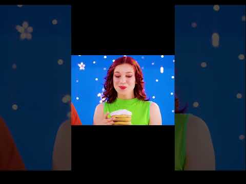 その男は女の子の代わりにクリームの代わりに剃り泡を付けました。