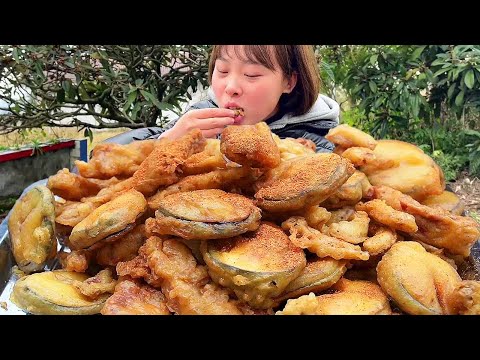 Qiu Mei fries crispy meat for guests; it's tasty & they eat it one by one! [Yan food]