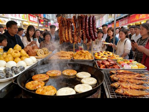 中國山東大早市:繽紛多彩的窩窩頭多達十餘種可供挑選,肉燒餅香氣四溢,手撕排骨軟爛入味,醬香餅碩大誘人,轉爐烘烤的脆皮五花肉,香酥可口的山東限定韭菜餅與風乾香腸應有盡有,菜蟒搭配羊湯!#市集 #美食