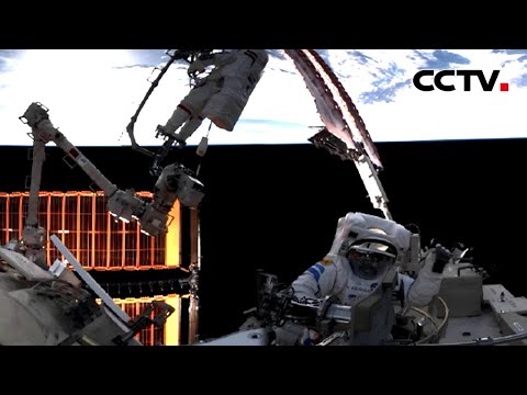 神舟二十一号乘组首次出舱全纪录 | CCTV中文《新闻直播间》