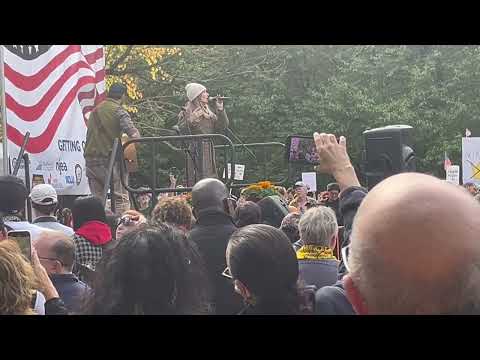 LAURA BENANTI AT NO KINGS