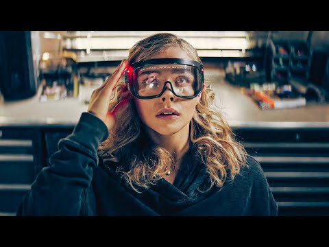 女孩以為自己在玩VR遊戲，但實際是穿越到70年後的未來殺人，一口氣看完高分科幻劇《邊緣世界》