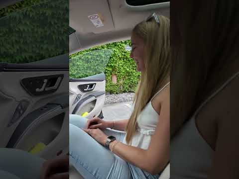 💡Automatic doors that can be controlled from the infotainment system in the updated Mercedes EQS