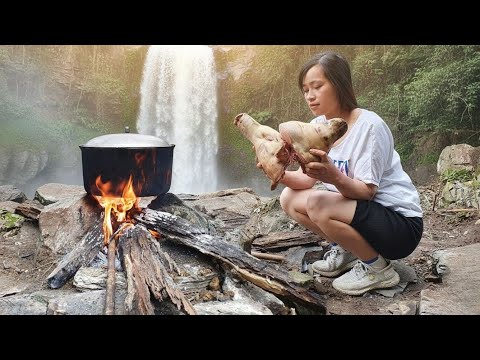 Cocinando sobre una roca - Muslos de pollo - Comiendo delicioso en la jungla