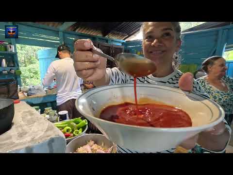 Cocinando un locrio de pollo con Vija en fogón en un campo de Jarabacoa