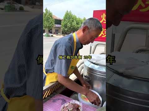 河南豫北重口味小吃，被外地人称为“黑暗料理”，猪血灌进猪大肠，10元一碗，本地人当成宝