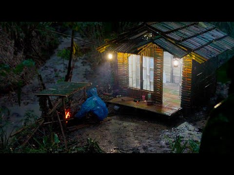 Camping di hutan pinggir sungai survival mancing ikan mencari talas dan jamur di guyur hujan deras