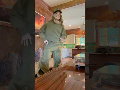 Congratulations @LaineyWilson on SIX #CMAawards nominations 🤩🏆