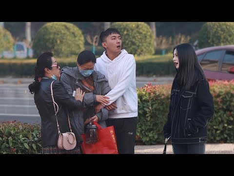 Mentally Disabled Boy and His Mom Humiliated in Public | Social Experiment “我帮你揍她”当患有智力障碍的男生被骂，路人安抚道