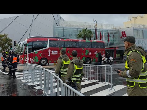 مباشرة من العاصمة الرباط لحظة خروج المنتخب الجزائري في اتجاه الملعب وسط تنظيم أمني مميز 😉🏟🇲🇦🇿🇦🇨🇲🇬🇭🇩🇿