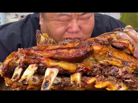 1000元买整扇牛排，猴哥直接下炉炭烤，大块骨头抱着啃，太过瘾！【胖猴仔】