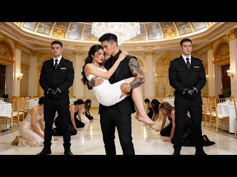 Forcée à s'agenouiller et pleurer, son mari, chef de la mafia, entre. À genoux, ils implorent.