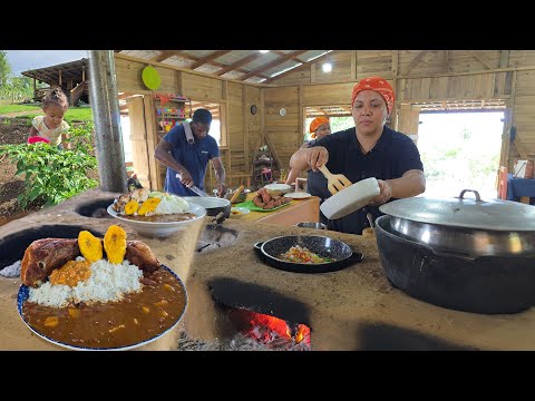 Leila Recoge Ajies Para freir CHICHARRONES EN EL FOGON DE BARRO. Comida Tipica. La vida del campo