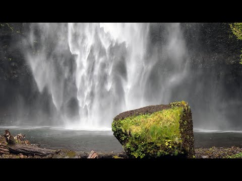Multnomah Falls, Oregon - The View at the Top. (4K)