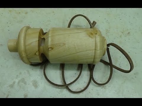 Tournage d'un sifflet de train ancien en frêne