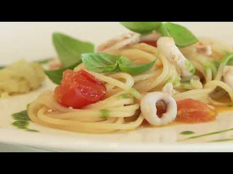 Spaghetti con totani, melanzane e basilico