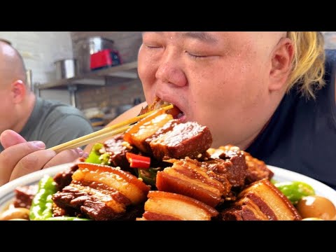 Monkey Brother stewed a pot of hot peppers and pork belly to make pork belly, it was so delicious!