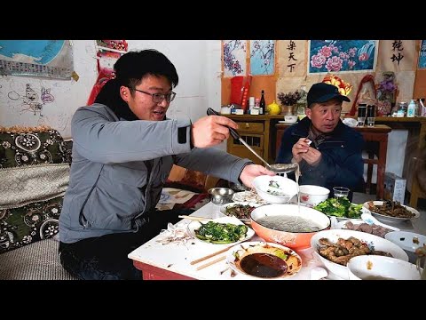 很久没去岳父家，带个猪坐板去蹭饭，喝羊汤吃大蒜，这顿饭太暖了