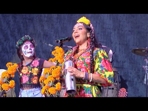 🌼 Lila Downs brings her 7-year-old daughter onstage for a Día de los Muertos concert