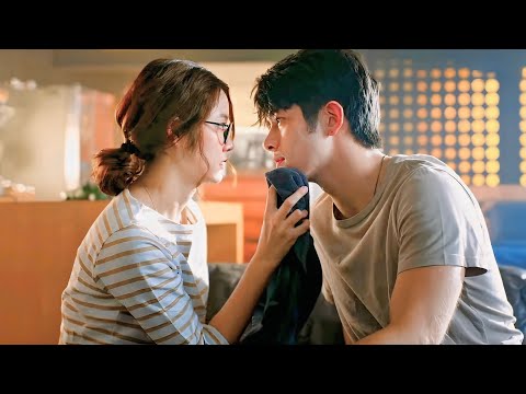 بنت قبيحه بتشتغل خدامه عند ممثل مشهور بتصدمه وبتغير من شكلها فبيقع في حبها وبيرتبط بيها ملخص مسلسل