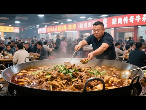湖北襄阳传奇牛杂馆，一家店占了半条街，小锅100大锅200，能不能吃上都靠抢座位【好食勇哥】