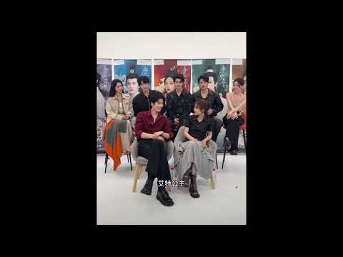 《度华年》张凌赫、赵今麦直播，两人十指相扣抢答问题+赵今麦现场教大家五禽戏+张凌赫自cue“红豆生南国，裴相是男模”