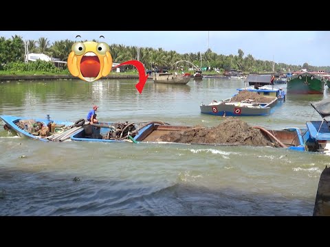 [527] Chaos of boats at the gate of the dam is very dangerous
