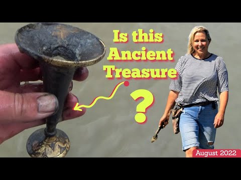 Historical Treasures & Oddities found in the Thames. Help me to ID them!Mudlarking with Nicola White