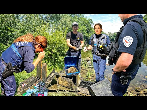 On trouve une montagne de caisses enregistreuses: La Police saisit tout !
